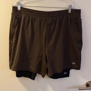 Alo Yoga Men’s Conquer React 2-In-1 Performance Short